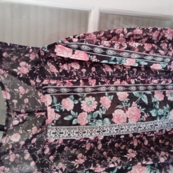 ♥️Ladies SZ Large Beautiful Cold Shoulder Blouse. PTP 22" - Picture 4 of 4